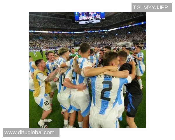 足球明星与观众亲密互动精彩瞬间回顾与感人打招呼时刻分享 足球明星与观众亲密互动精彩瞬间回顾与感人打招呼时刻分享