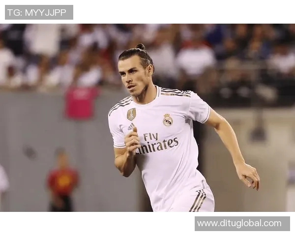 足球明星奔跑姿态解析展现速度与力量的完美结合 足球明星奔跑姿态解析展现速度与力量的完美结合